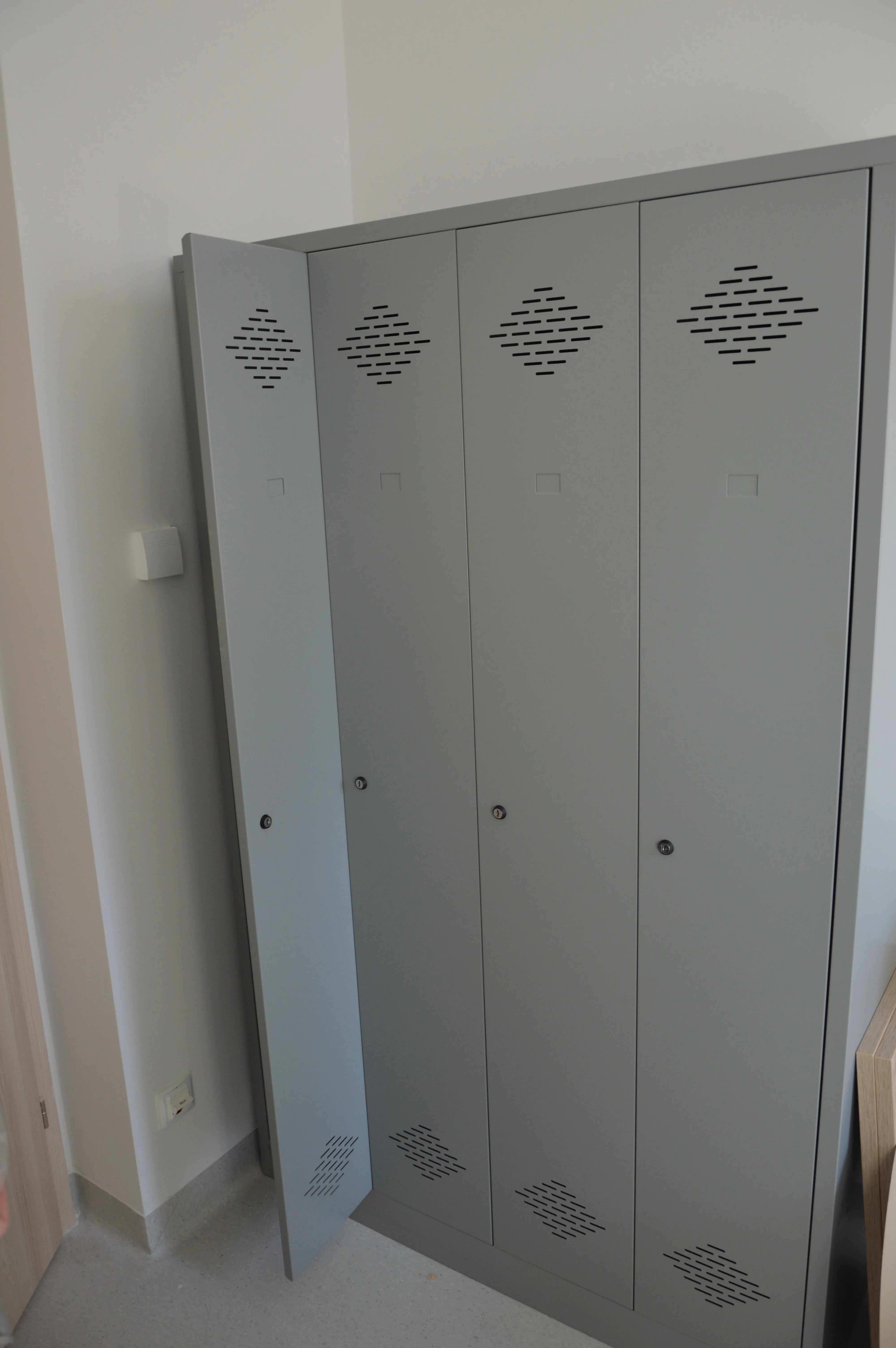 Metallist riidekapid personali ruumides