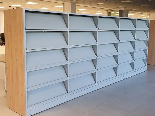 Madalad raamatukoguriiulid valgusküllases ruumis